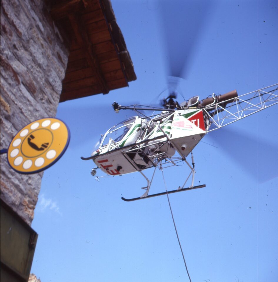 Helikopter brengt de boodschappen bij de berghut. Rifugio Vittorio Sella in 1990